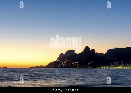 Nuit arrivant à l'Arpoador stone, la plage d'Ipanema à Rio de Janeiro Banque D'Images