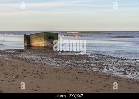 Un vieux bunker sur la plage de Newport, Norfolk, England, UK Banque D'Images