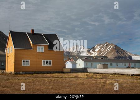 Logement typique avec des montagnes à l'arrière, NY-Alesund (NY-Ålesund), Oscar II Land, Svalbard, Norvège Banque D'Images