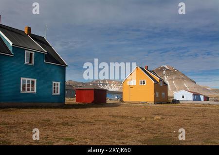 Logement typique avec des montagnes à l'arrière, NY-Alesund (NY-Ålesund), Oscar II Land, Svalbard, Norvège Banque D'Images