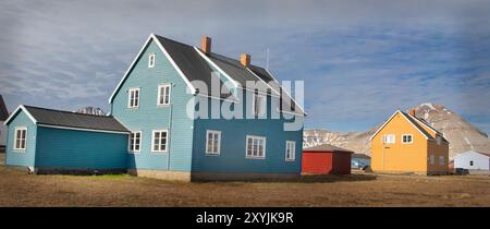 Logement typique avec des montagnes à l'arrière, NY-Alesund (NY-Ålesund), Oscar II Land, Svalbard, Norvège Banque D'Images