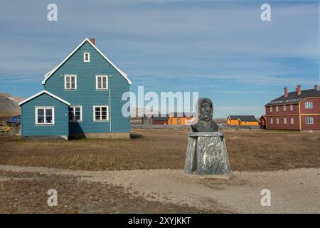 Statue de Roald Amundsen avec logement typique et Nordpool Hotel à l'arrière, NY-Alesund (NY-Ålesund), Oscar II Land, Svalbard, Norvège Banque D'Images