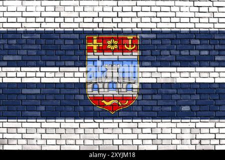 Drapeau du comté d'Osijek-Baranja peint sur un mur de briques Banque D'Images