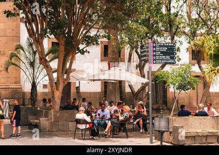 Gran Canaria, Espagne, Îles Canaries, Las Palmas - 22 juillet 2024. Un café de rue à la Vegueta, comme la vieille ville historique de Las Palmas de Gran Canaria est Banque D'Images