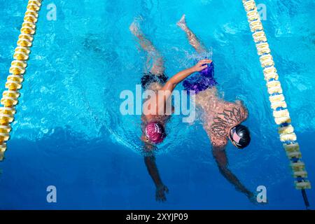 Deux soldats qui ont perdu des jambes en compétition pour la victoire à 1000 mètres de compétition de natation par une équipe Forces avec des soldats ukrainiens, qui ont été blessés sur les lignes de front. Beaucoup de soldats ont perdu des membres au combat, tandis que d'autres ont eu une partie de leur corps paralysé. La natation les aide dans les processus de récupération. *** Deux soldats qui ont perdu des jambes en compétition pour la victoire à 1000 mètres compétition de natation par une équipe Forces avec des soldats ukrainiens, qui ont été blessés au front beaucoup de soldats ont perdu des membres au combat, tandis que d'autres ont eu une partie de leur corps paralysé la natation les aide Banque D'Images