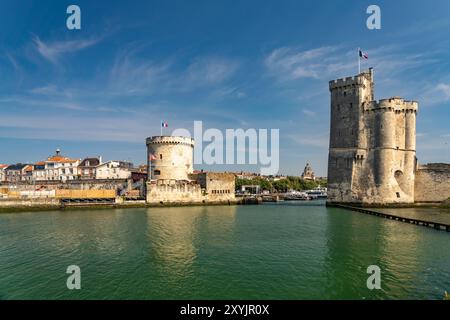 Hafeneinfahrt zum alten Hafen Vieux Port mit den mittelalterlichen Türmen Tour préparé-Nicolas und Tour de la chaine, la Rochelle, Frankreich, Europa | V Banque D'Images