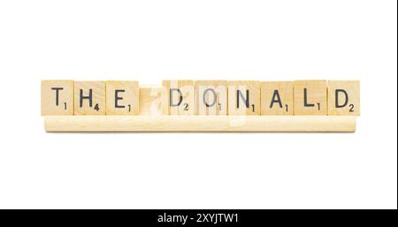 Miami, Floride 8-28-24 LE DONALD a fait avec des carreaux de bois carrés lettres de l'alphabet anglais avec sur un support de rack en bois. concept d'élection présidentielle de 2024 Banque D'Images