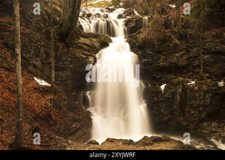 Chute d'eau dans la lumière du soir Banque D'Images