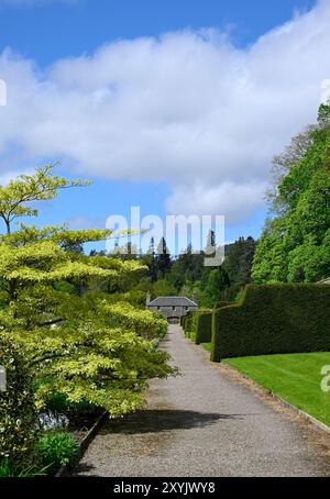 Sentier menant au Gardeners Cottage dans Hercules Garden, qui est le jardin clos au château Blair Atholl Banque D'Images