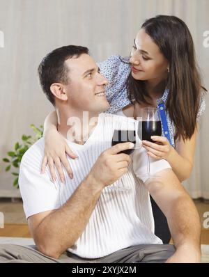 Jeune couple heureux de savourer un verre de vin rouge Banque D'Images