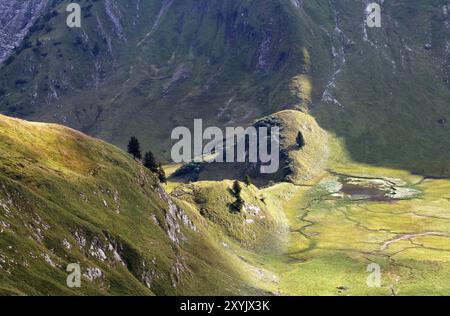 Lumière du soleil sur les collines de montagne et le lac alpin, Autriche, Europe Banque D'Images