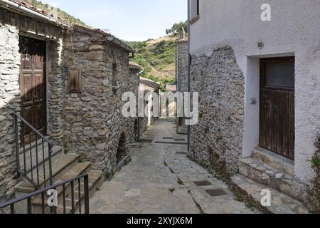 Une rue à Sasso di Castalda, un village de Basilicate, Italie. Banque D'Images