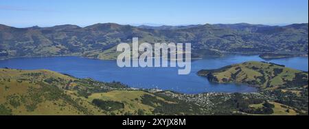 Port d'Akaroa et terres agricoles. Scène sur la péninsule de Banks, Nouvelle-Zélande, Océanie Banque D'Images