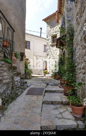 Une rue à Sasso di Castalda, un village de Basilicate, Italie. Banque D'Images