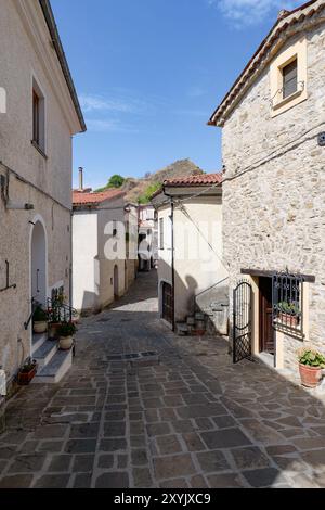 Une rue à Sasso di Castalda, un village de Basilicate, Italie. Banque D'Images