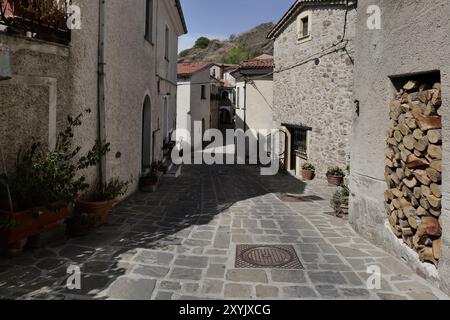 Une rue à Sasso di Castalda, un village de Basilicate, Italie. Banque D'Images