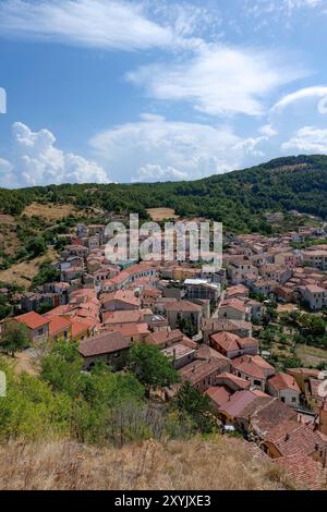Le paysage autour de Sasso di Castalda, une petite ville de Basilicate, Italie. Banque D'Images