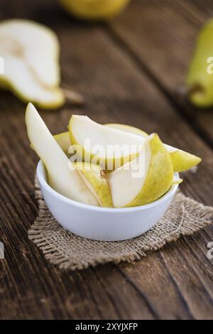 Les poires (selective focus) sur une vieille table en bois (gros plan) Banque D'Images