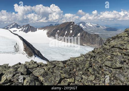 Vue sur le glacier Suottasj à NIAC, Suottasjtjahkka et le massif Akka, le parc national de Sarek, le patrimoine mondial de Laponie, Norrbotten, Laponie, Suède, Banque D'Images