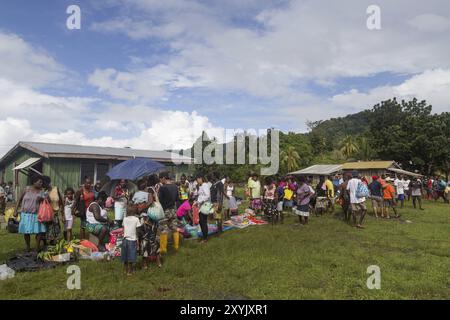 Batuna, Îles Salomon, 28 mai 2015 : les gens achètent et vendent de la nourriture au marché local dans le village de Batuna, Océanie Banque D'Images