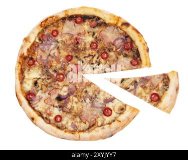 Tranche de pizza originale italienne fraîche et classique isolée sur fond blanc Banque D'Images