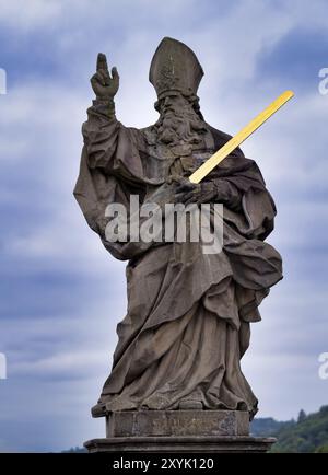 Statue, sculpture de St Kilian sur le vieux pont principal, Wuerzbourg, basse-Franconie, Bavière, Allemagne, Europe Banque D'Images