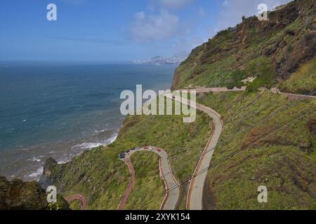 Vue aérienne d'une route avec de nombreuses courbes dans Canico, Madère sur le littoral Banque D'Images