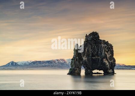 Hvitserkur le célèbre rocher dans l'océan en Islande au lever du soleil Banque D'Images