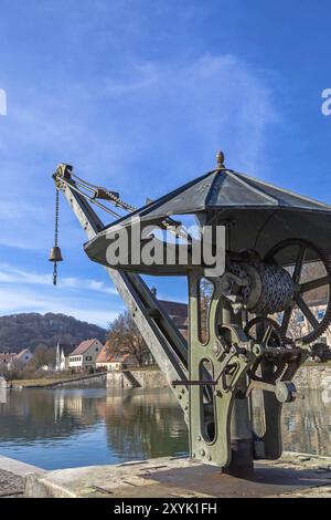 Grue historique dans le vieux port du canal principal du Danube Ludwig à Kelheim Banque D'Images