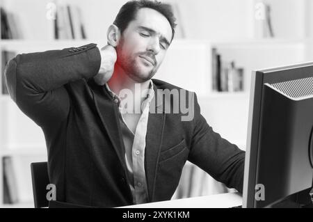 Businessman assis dans un bureau avec douleur dans son cou, noir et blanc, point rouge autour de la zone douloureuse Banque D'Images