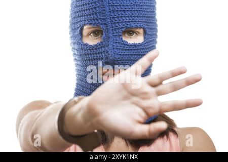 Concept de mouvement de protestation russe, femme portant une Balaclava ou un masque sur le bouclier de geste de la tête ou montrant le panneau d'arrêt blanc isolé Banque D'Images