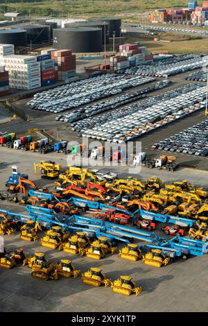 Vue aérienne de dessus de nouvelles voitures de la gare portuaire, transport vers le pays étranger, affaires de transport de voitures prêtes à l'emploi par transport maritime - stock ph Banque D'Images