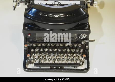 Ancienne machine à écrire mécanique, marque Continental, randonneur-Werke à Siegmar-Schoenau, avec silencieux, années 1930, Hambourg, Hambourg, République fédérale d'Allemagne Banque D'Images