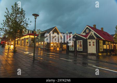 REYKAVIK, ISLANDE, 06 JUILLET : scène de rue en soirée avec des maisons pittoresques éclairées par des lampadaires dans une nuit nuageuse le 06 juillet 2013 à Reykjavik, Islande, Banque D'Images