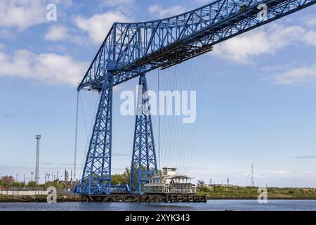 Middlesbrough, Angleterre, Royaume-Uni, 14 mai 2016 : vue vers le pont de transport avec une télécabine passant le fleuve Tees Banque D'Images