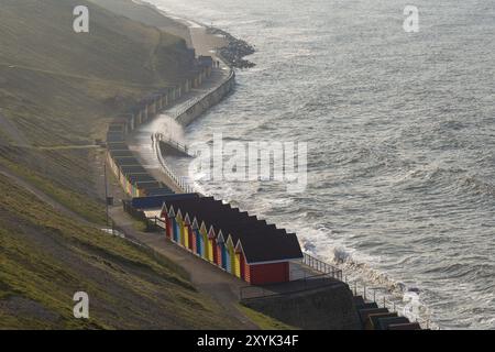 Whitby, North Yorkshire, Angleterre, Royaume-Uni, mai 08, 2016 : cabanes de plage près de West Cliff Beach Banque D'Images