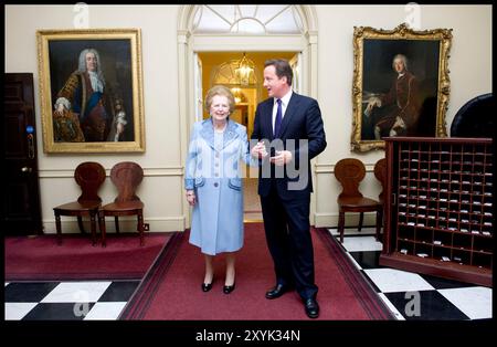 Londres, Royaume-Uni. 08 juin 2010. Le premier ministre britannique David Cameron avec l'ancienne baronne Thatcher à l'intérieur du numéro 10 Downing Street, mardi 8 juin 2010. Crédit : andrew parsons/Alamy Live News Banque D'Images