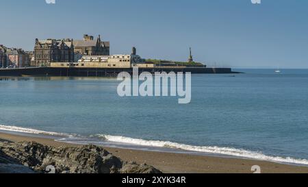 Aberystwyth, Ceredigion, pays de Galles, Royaume-Uni, mai 25, 2017 : vue sur la plage, la jetée et l'ancien University College Banque D'Images