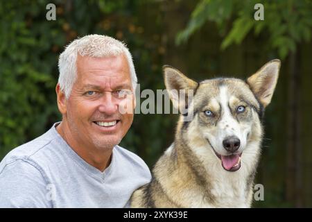 Portrait of caucasian man with dog Husky Banque D'Images