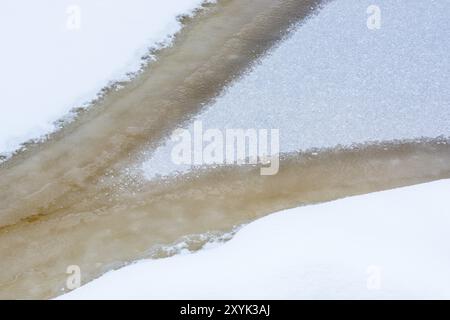 Structures glaciaires dans un ruisseau, réserve naturelle de Korouoma, Laponie, Finlande, janvier 2017, Europe Banque D'Images