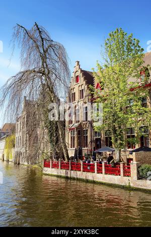 Bruges, Belgique, 10 avril 2016 : paysage urbain pittoresque avec maisons médiévales, café et canal à Bruges, Europe Banque D'Images