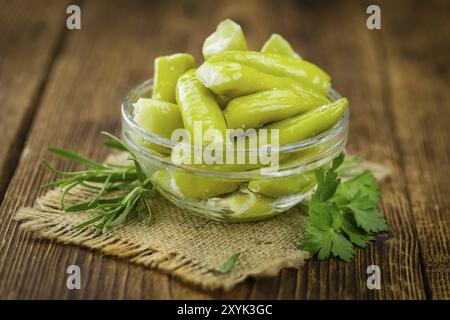 Piments verts frais (de fromage) sur une vieille table en bois rustique et (selective focus, close-up shot) Banque D'Images