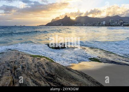 Paysage des plages de Arpoador, Ipanema et Leblon à Rio de Janeiro au crépuscule avec la colline deux frères, Vidigal et Gavea pierre dans le dos Banque D'Images