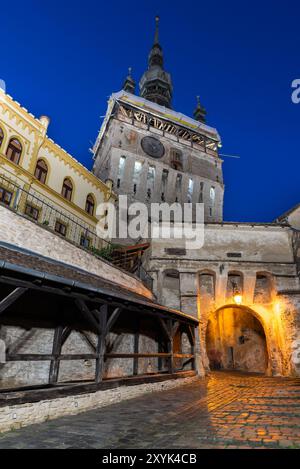 Architecture de paysage urbain médiéval dans la ville de Sighisoara, région historique de Transylvanie, Roumanie, Europe Banque D'Images