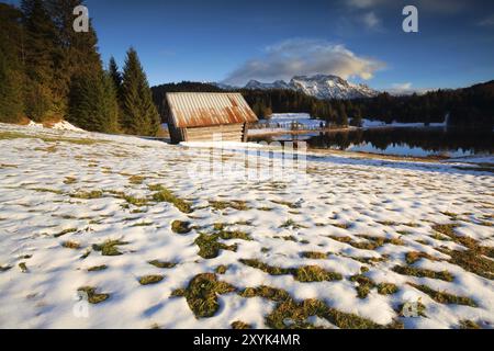 Vieille cabane en bois sur la prairie alpine de neige, Bavière, Allemagne, Europe Banque D'Images