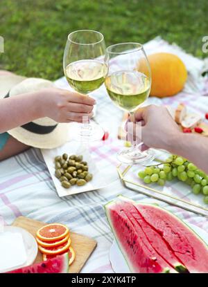 Jeune couple drinking white wine on pique-nique estival Banque D'Images