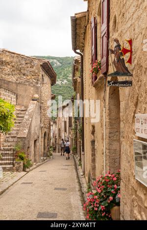 Ruelle étroite entre vieux bâtiment, St Guilhem le désert, Hérault, Occitanie, France, Europe Banque D'Images