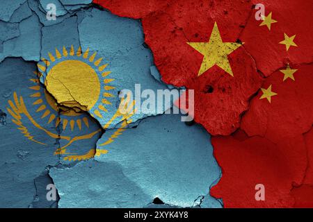 Drapeaux du Kazakhstan et de la Chine peints sur un mur fissuré Banque D'Images