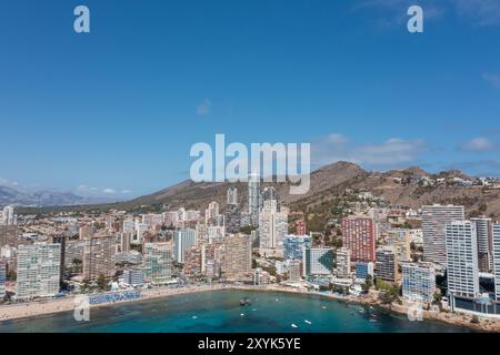 Photo drone aérienne de la belle ville de Benidorm en Espagne en été montrant la plage Playa de Levante et les appartements et l'hôtel de grande hauteur Banque D'Images