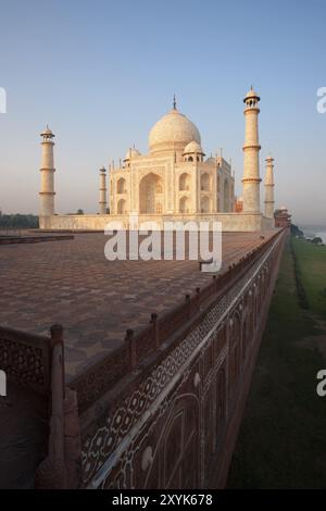 La base de grès rouge du Taj Mahal se lève de la rive de la rivière Jamuna au lever du soleil Banque D'Images